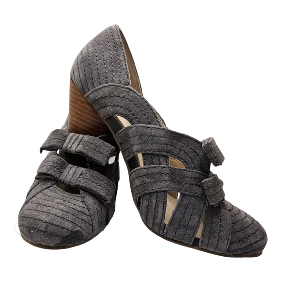 Seychelles Grey Suede Heel with Bows and Open Weave Size 6 EUC - Picture 6 of 6
